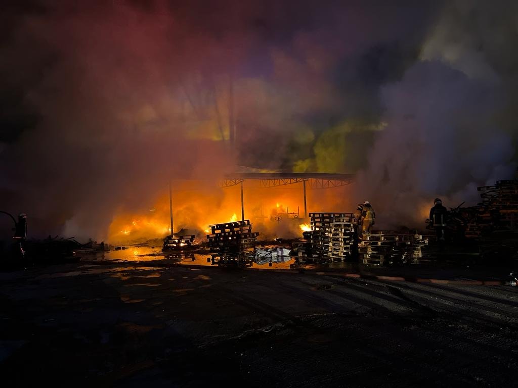 Bursa’da palet fabrikasında yangın