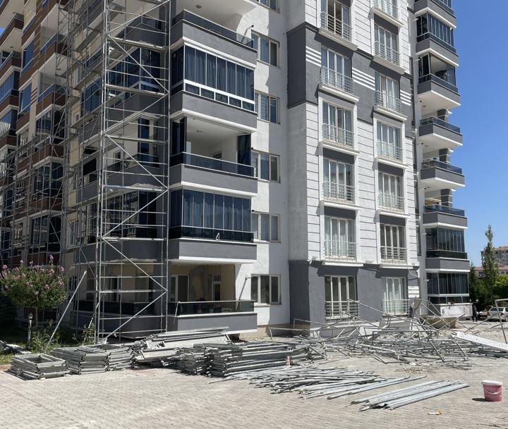 İnşaat iskelesi çöktü: 1 ölü 2 yaralı var