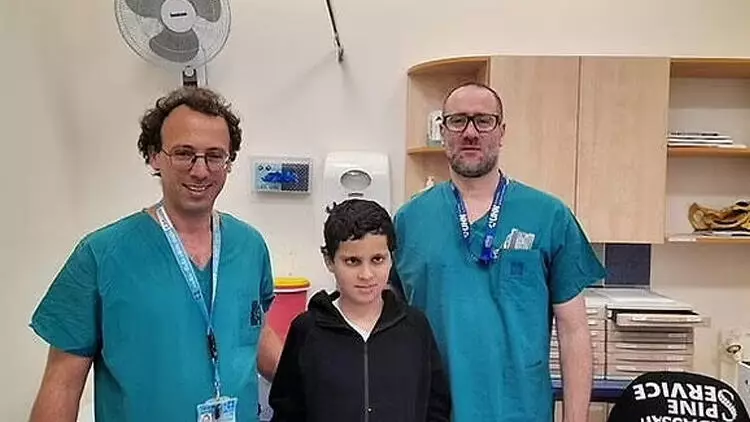 Neredeyse tamamı kopan kafasını diktiler