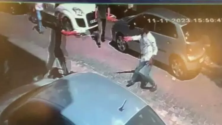 15 yıllık kiracısını çocuğunun gözleri önünde öldürdü