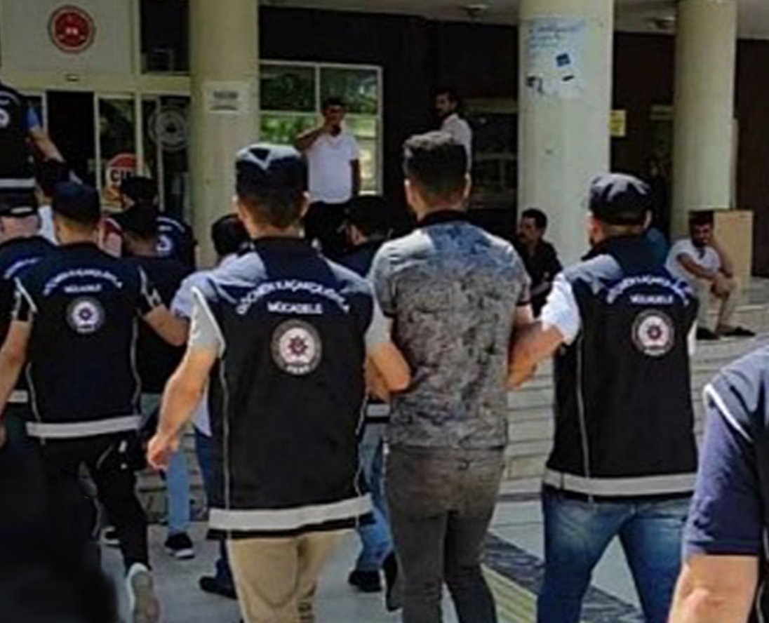 2 ilde gerçekleşen operasyonda 18 göçmen kaçakçısı organizatörü yakalandı