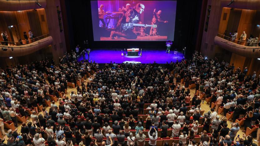 Usta sanatçı Özkan Uğur son yolculuğuna uğurlanıyor