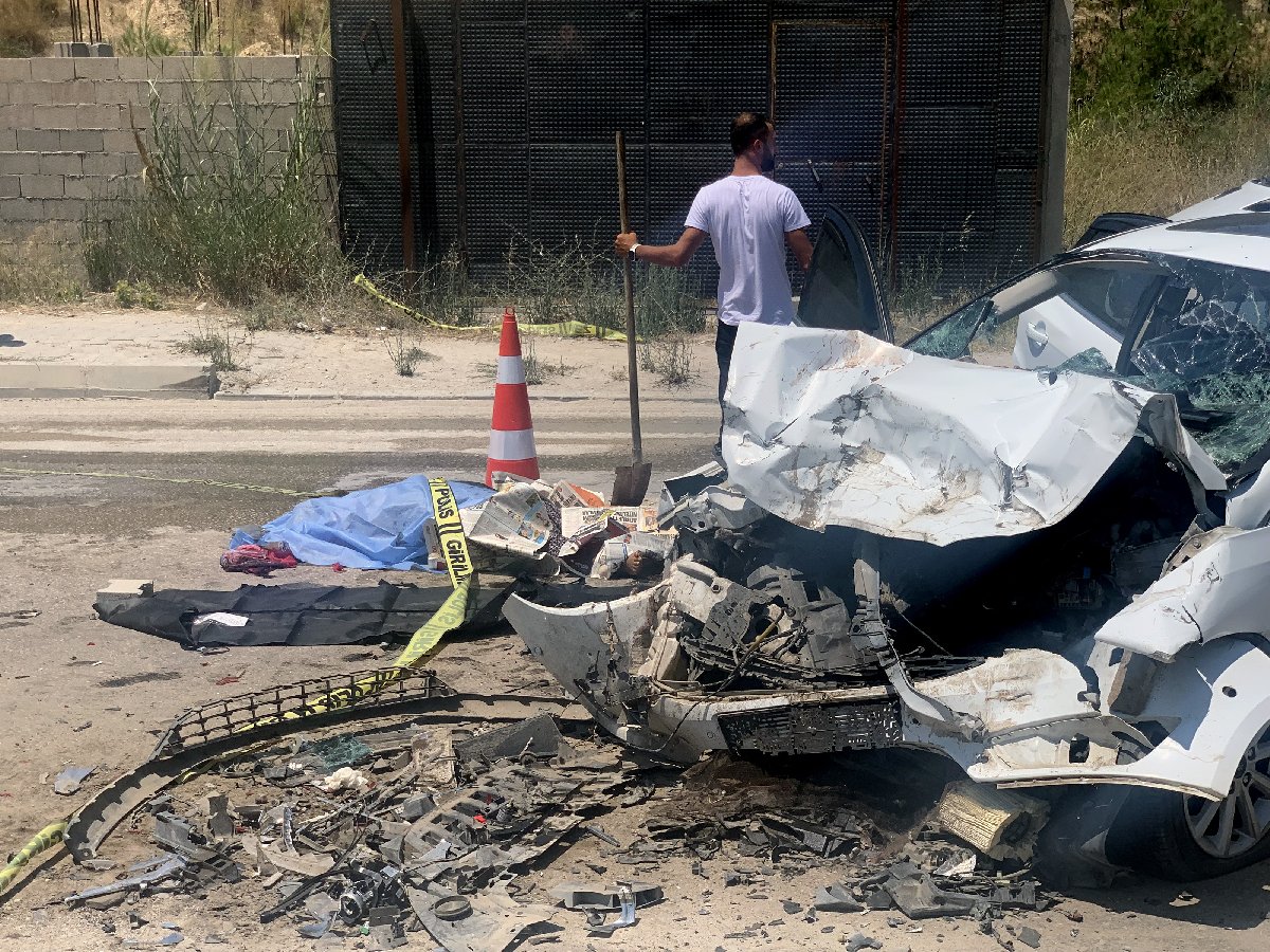 Emniyet kemeri takmayan anne emine kaza anında can verirken 3 çocuğu yaralandı