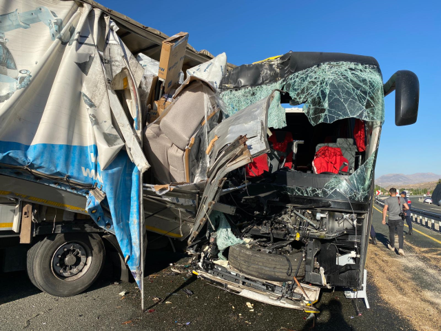 Yolcu otobüsü tıra arkadan çarptı, ortalık kan gölüne döndü çok sayıda ölü ve yaralı var