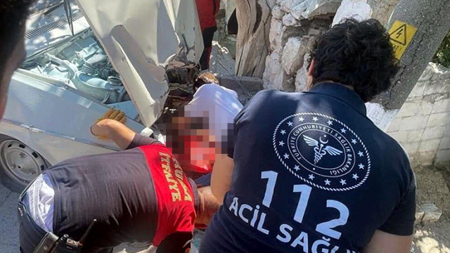 Seyir halinde giden aracın freni patladı! araç ile direk arasında sıkışan adamın bacağı koptu