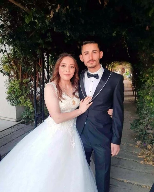 Boşanma aşamasındaki eşini barışmak için çağırıp kabloyla boğarak öldürüp ailesine eşinin ağzından mesaj attı