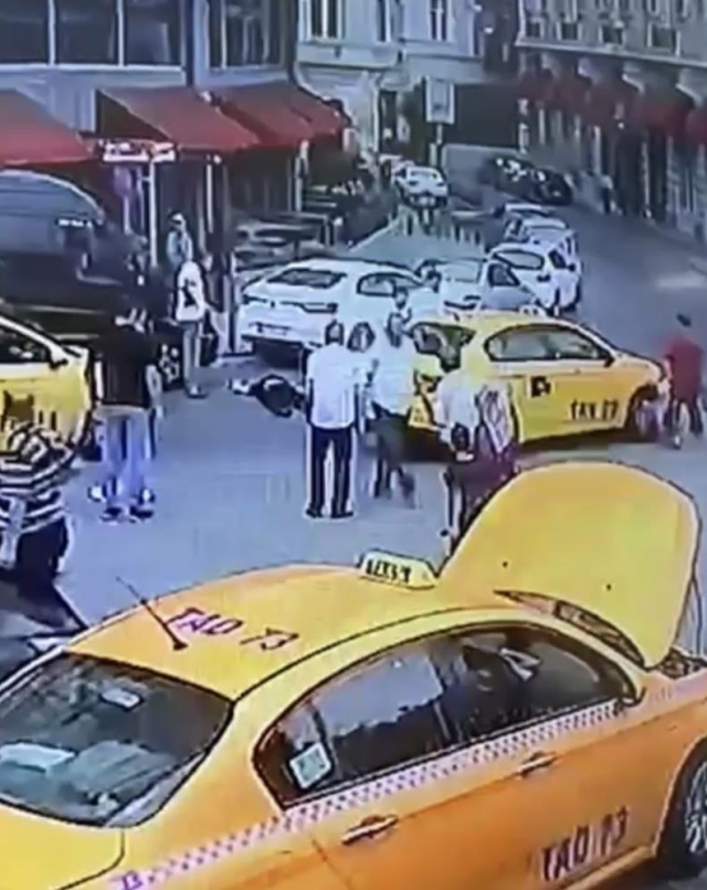Taksici kısa mesafeyi götürmek istemedi yabancı uyruklu adamı tekme tokat döverek öldürdü