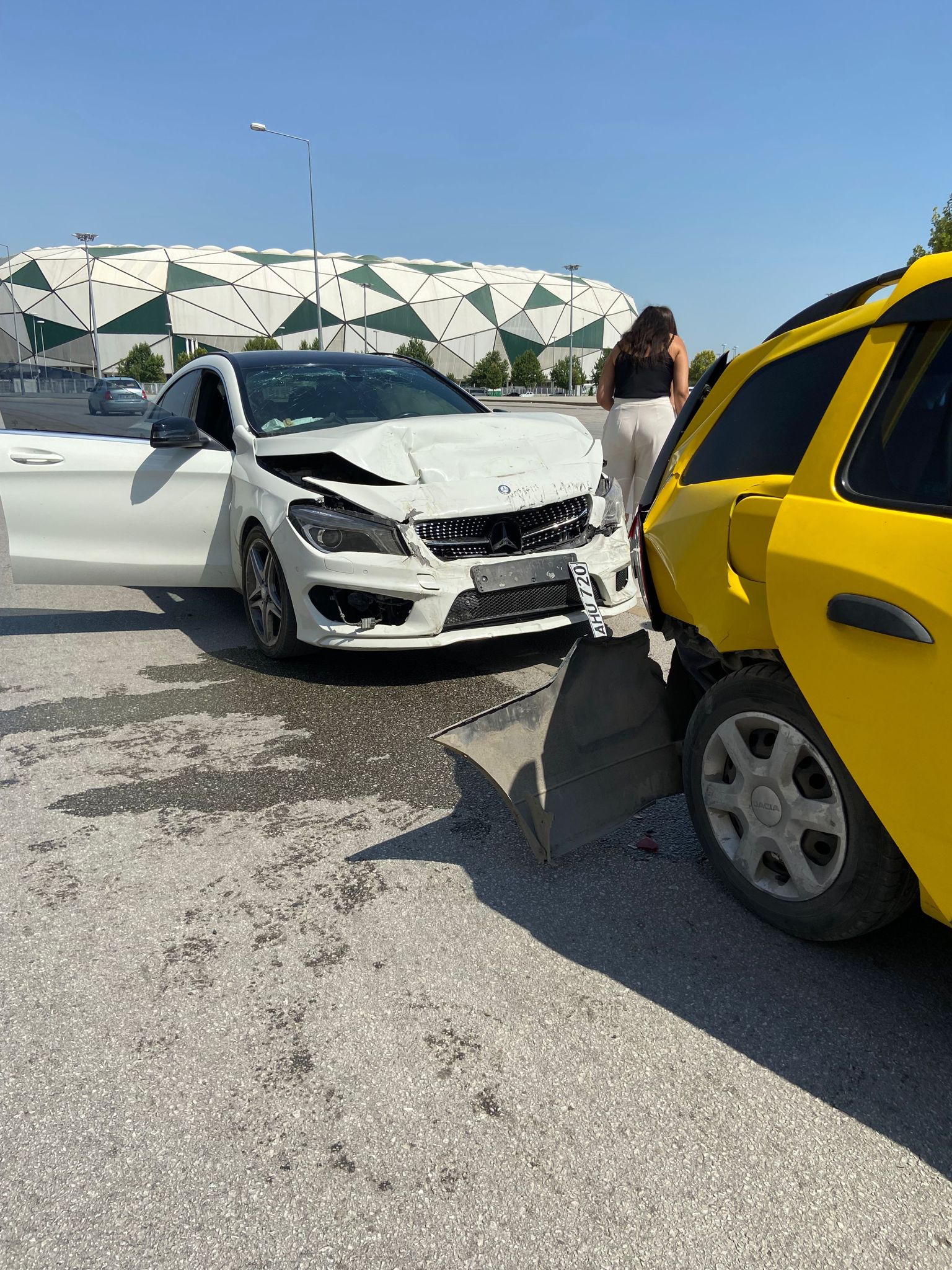 Konya Kaletaş caddesinde trafik kazası! Taksi şoförü hastaneye kaldırıldı