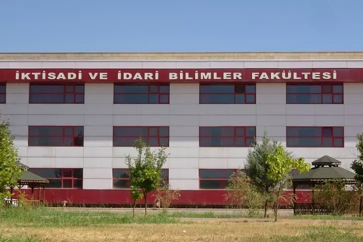 Dicle Üniversitesi Dekan yardımcısı odasında bir kız tarafından bıçaklandı