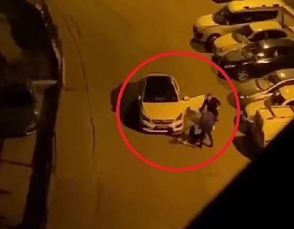 Sokak ortasında karısını bayıltana kadar dövdü