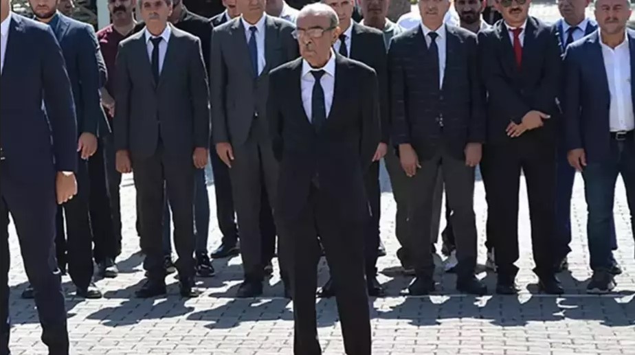 YRP’li isim Atatürk anıtının önünde elleri arkada bekledi