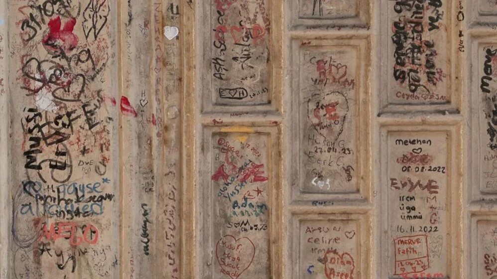 İstanbul’da Yıldız Sarayı ile Çırağan Sarayı’nı birbirine bağlayan üst geçit, yazı tahtasına çevrildi.