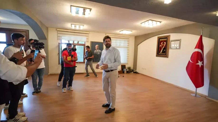 Mersin’in Tarsus ilçesi Belediye Başkanı Ali Boltaç’ın makam odasındaki eşyalar haczedildi